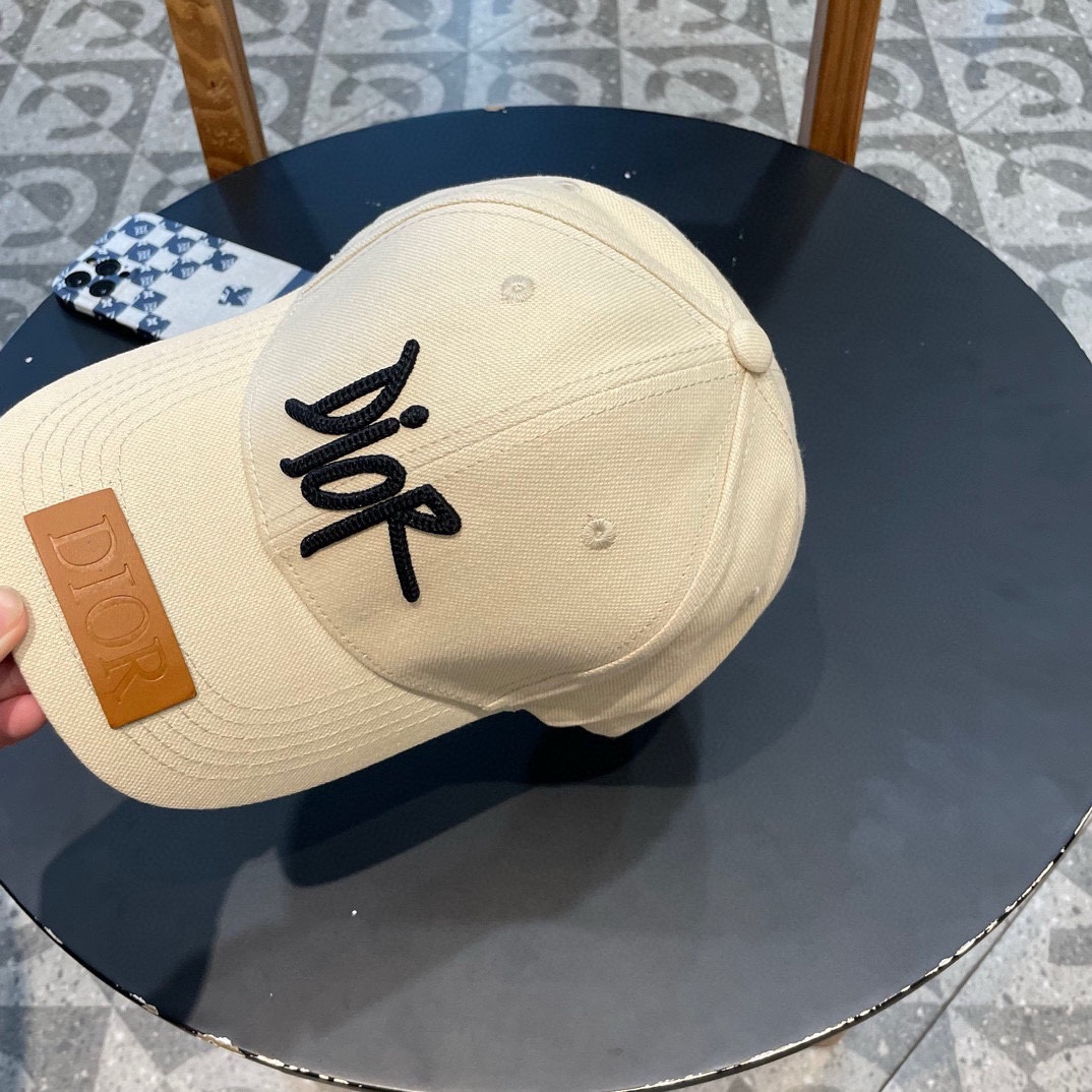  DIOR迪奥 👒，DIOR官网同步新款发布 D家棒球帽，整个帽子质感超级好，上头效果很nice，萝莉御