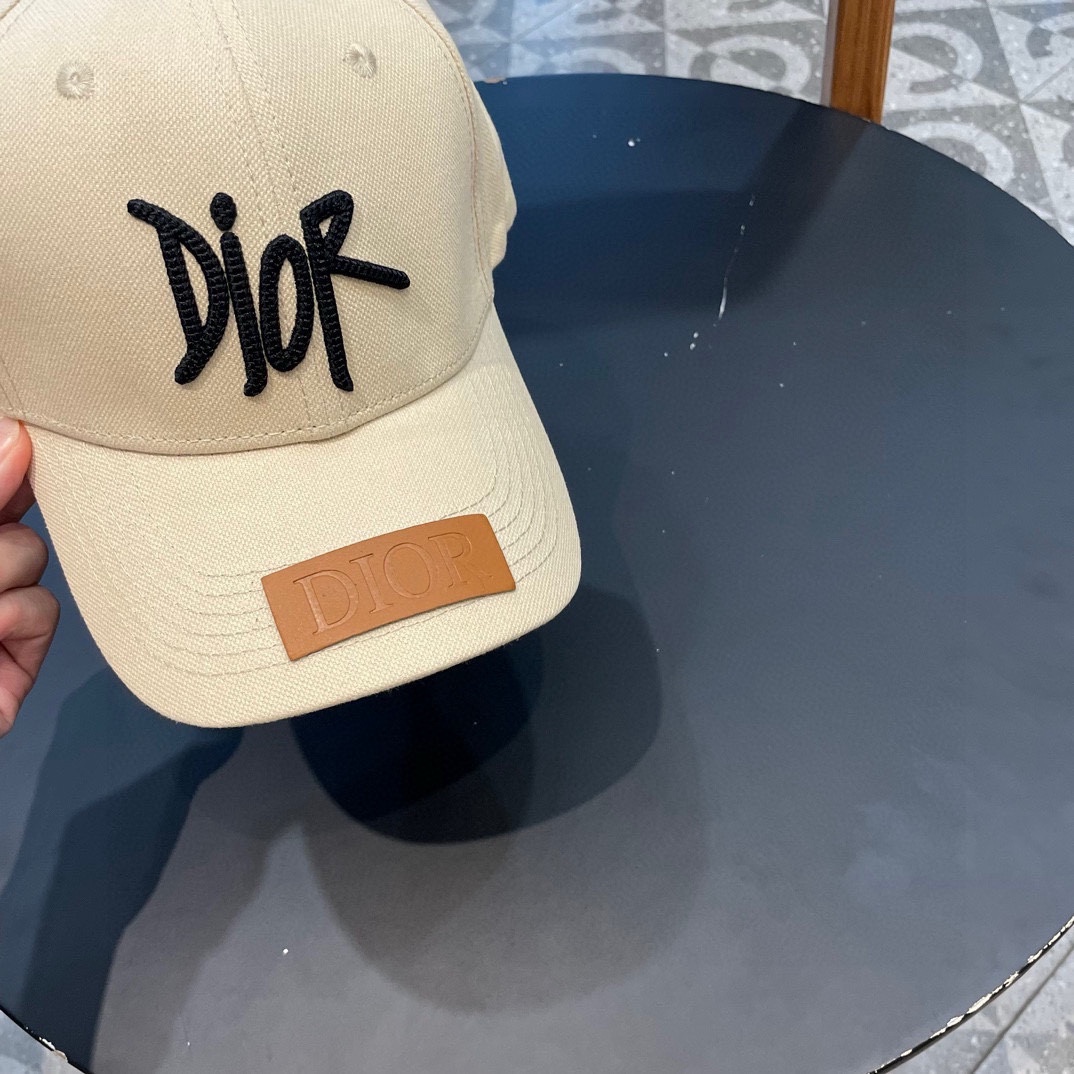  DIOR迪奥 👒，DIOR官网同步新款发布 D家棒球帽，整个帽子质感超级好，上头效果很nice，萝莉御