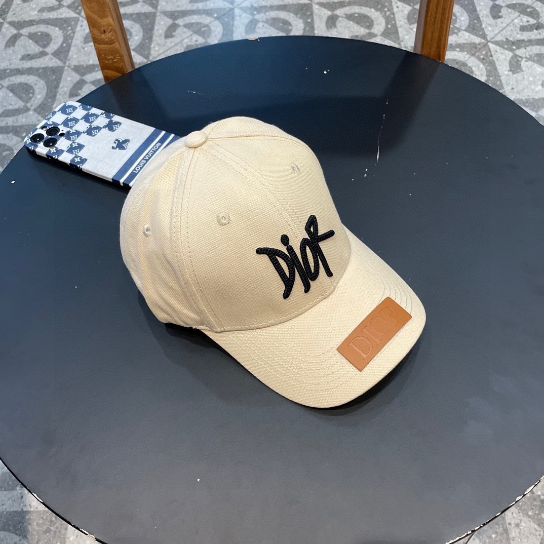  DIOR迪奥 👒，DIOR官网同步新款发布 D家棒球帽，整个帽子质感超级好，上头效果很nice，萝莉御