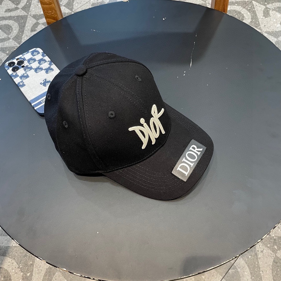  DIOR迪奥 👒，DIOR官网同步新款发布 D家棒球帽，整个帽子质感超级好，上头效果很nice，萝莉御