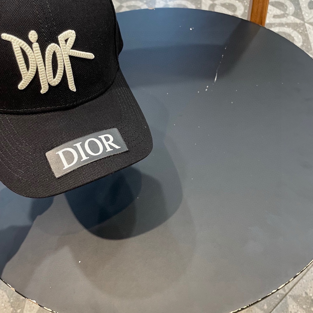  DIOR迪奥 👒，DIOR官网同步新款发布 D家棒球帽，整个帽子质感超级好，上头效果很nice，萝莉御