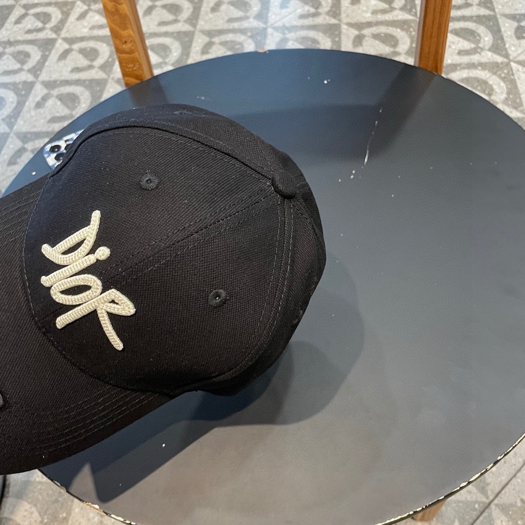  DIOR迪奥 👒，DIOR官网同步新款发布 D家棒球帽，整个帽子质感超级好，上头效果很nice，萝莉御