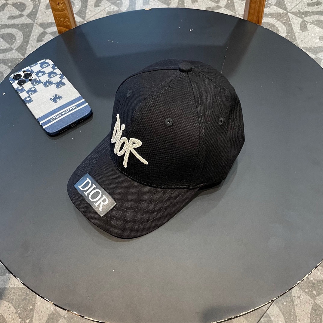  DIOR迪奥 👒，DIOR官网同步新款发布 D家棒球帽，整个帽子质感超级好，上头效果很nice，萝莉御