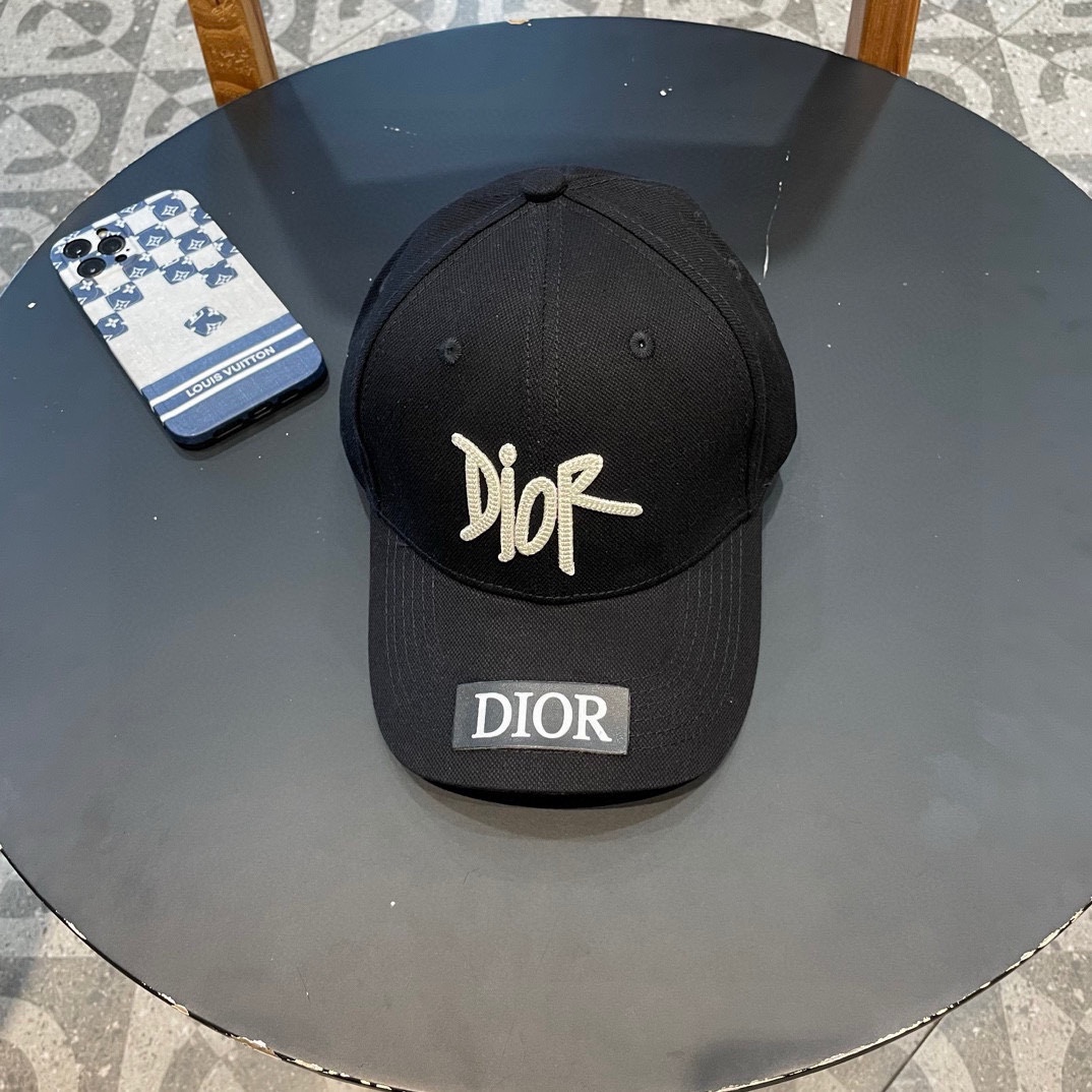  DIOR迪奥 👒，DIOR官网同步新款发布 D家棒球帽，整个帽子质感超级好，上头效果很nice，萝莉御