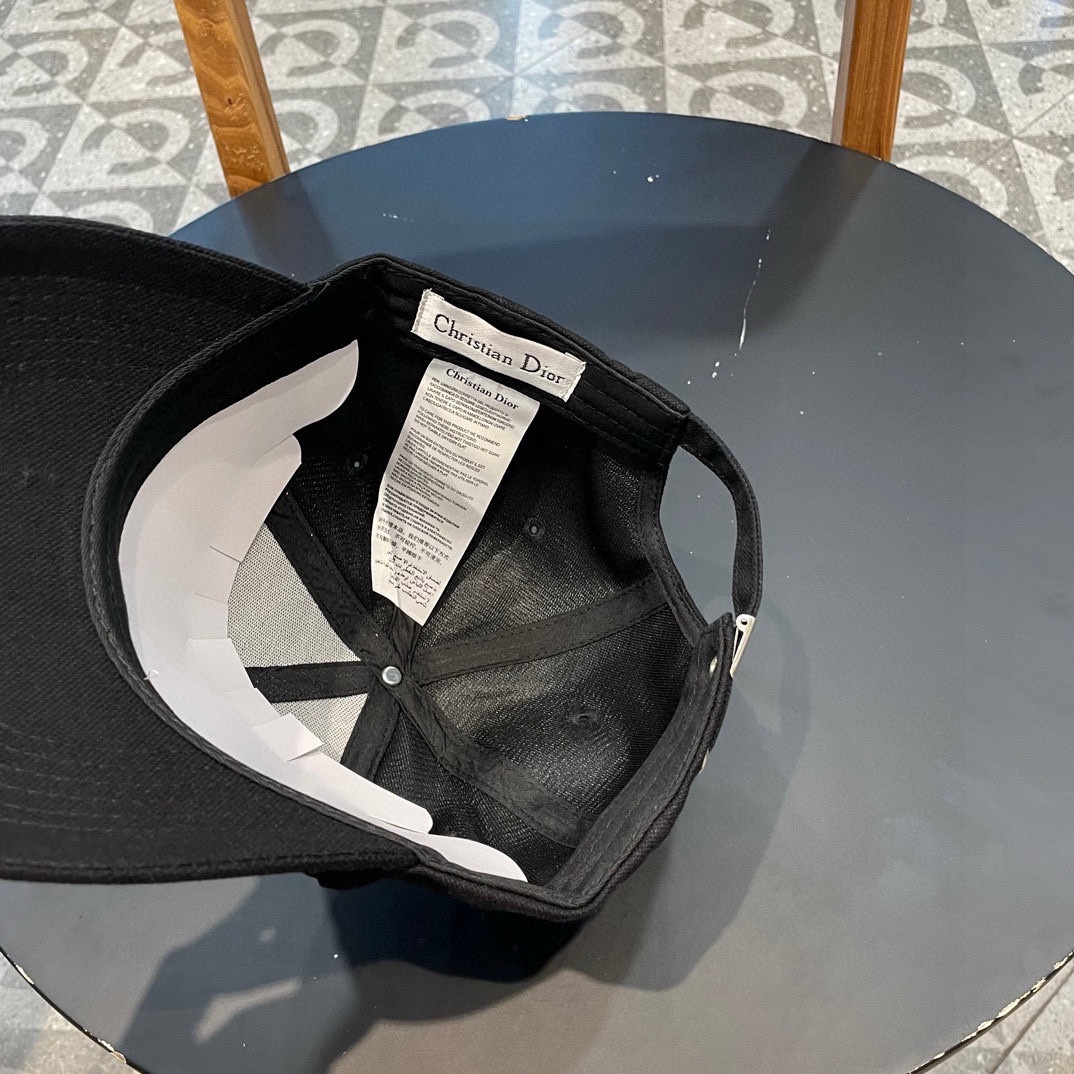  DIOR迪奥 👒，DIOR官网同步新款发布 D家棒球帽，整个帽子质感超级好，上头效果很nice，萝莉御