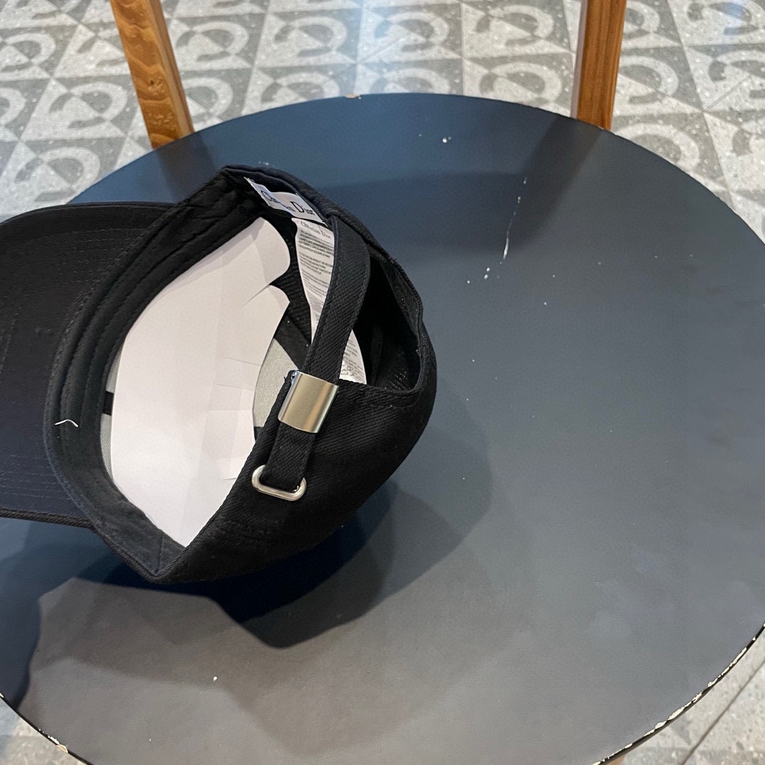 DIOR迪奥 👒，DIOR官网同步新款发布 D家棒球帽，整个帽子质感超级好，上头效果很nice，萝莉御
