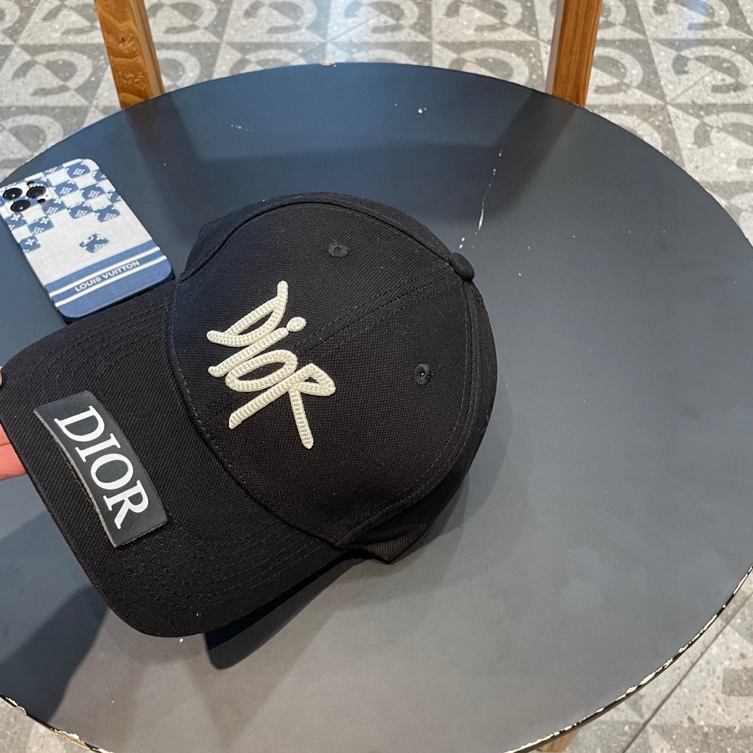  DIOR迪奥 👒，DIOR官网同步新款发布 D家棒球帽，整个帽子质感超级好，上头效果很nice，萝莉御