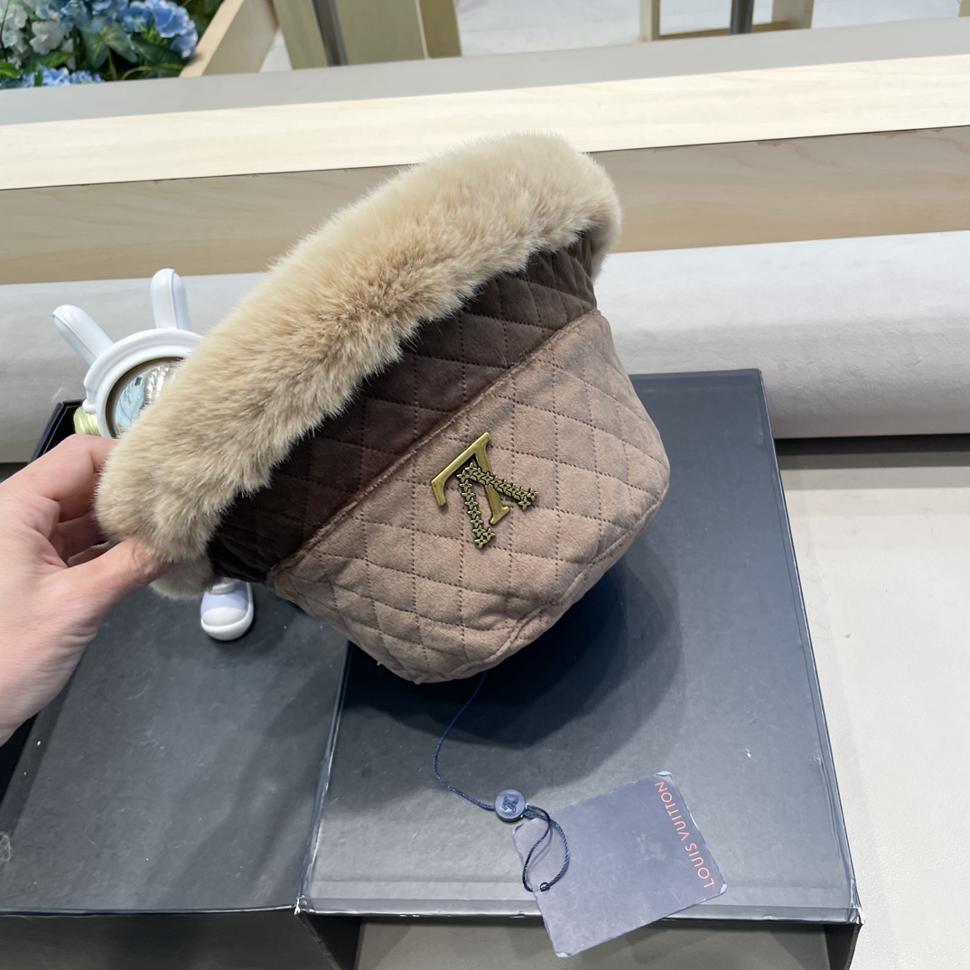 lv路易威登冬季加厚毛绒渔夫帽子女百搭显脸小保暖护耳盆帽东北户外防寒棉帽