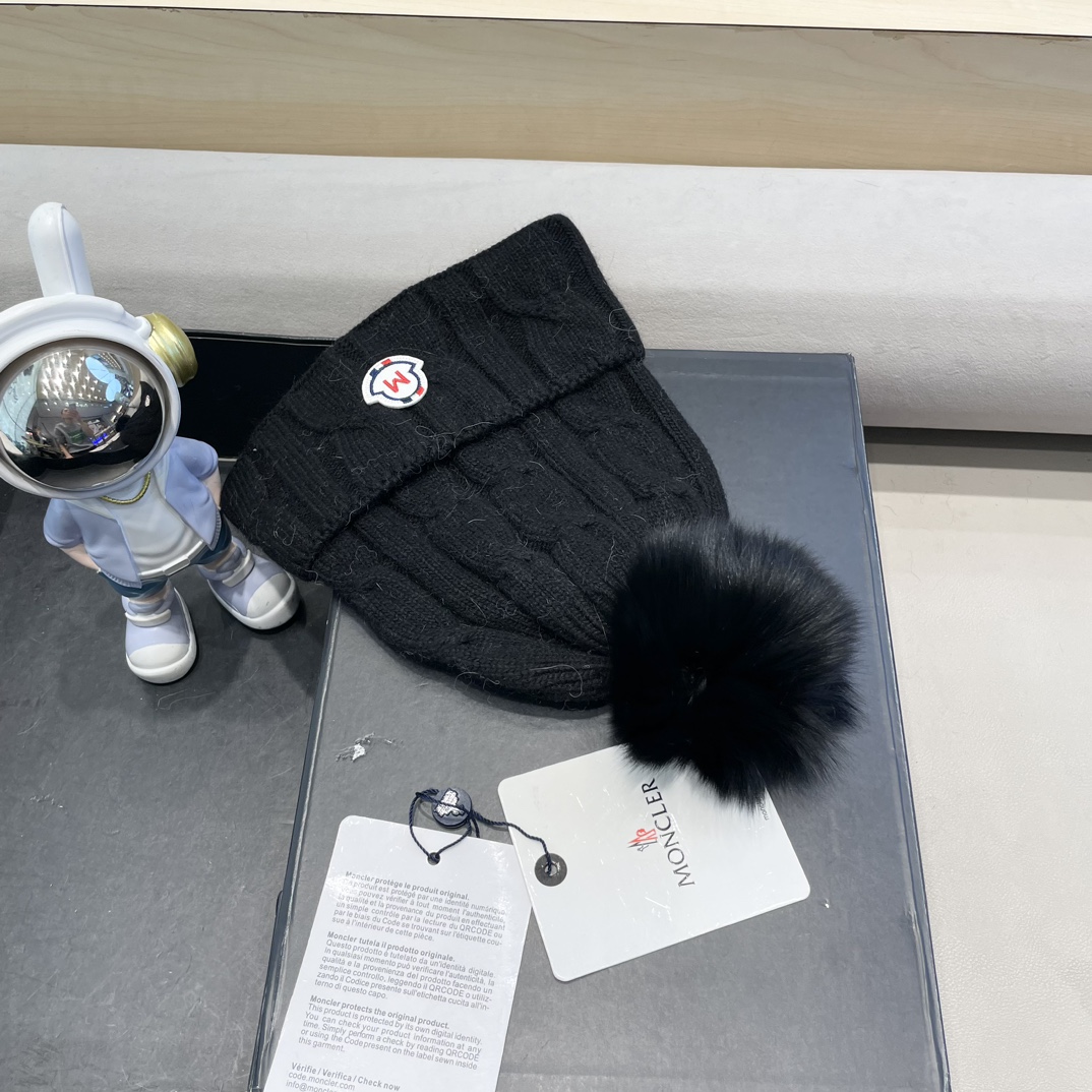   高版本！！！
蒙口MONCLER高品质狐狸毛球针织兔羊毛毛线帽
超经典不过时的一款秋冬冷帽🥶
懂货的