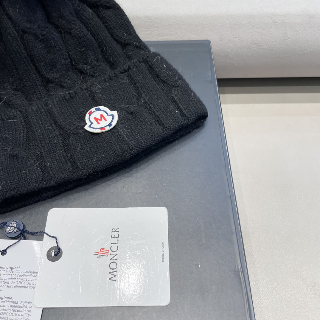   高版本！！！
蒙口MONCLER高品质狐狸毛球针织兔羊毛毛线帽
超经典不过时的一款秋冬冷帽🥶
懂货的