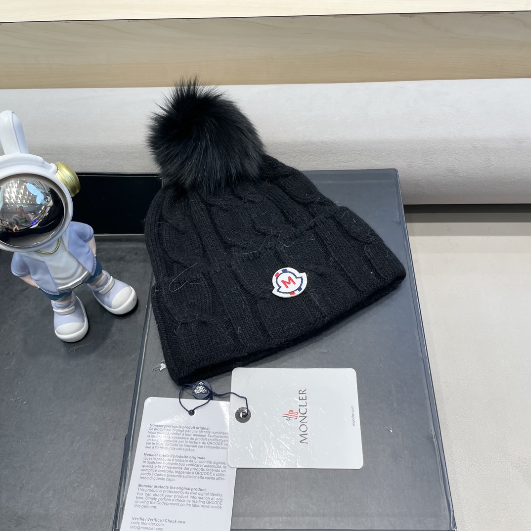   高版本！！！
蒙口MONCLER高品质狐狸毛球针织兔羊毛毛线帽
超经典不过时的一款秋冬冷帽🥶
懂货的