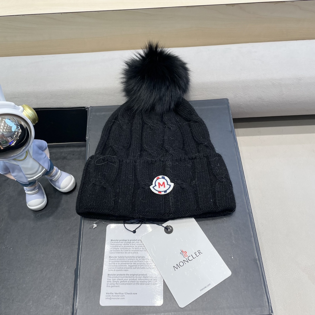   高版本！！！
蒙口MONCLER高品质狐狸毛球针织兔羊毛毛线帽
超经典不过时的一款秋冬冷帽🥶
懂货的