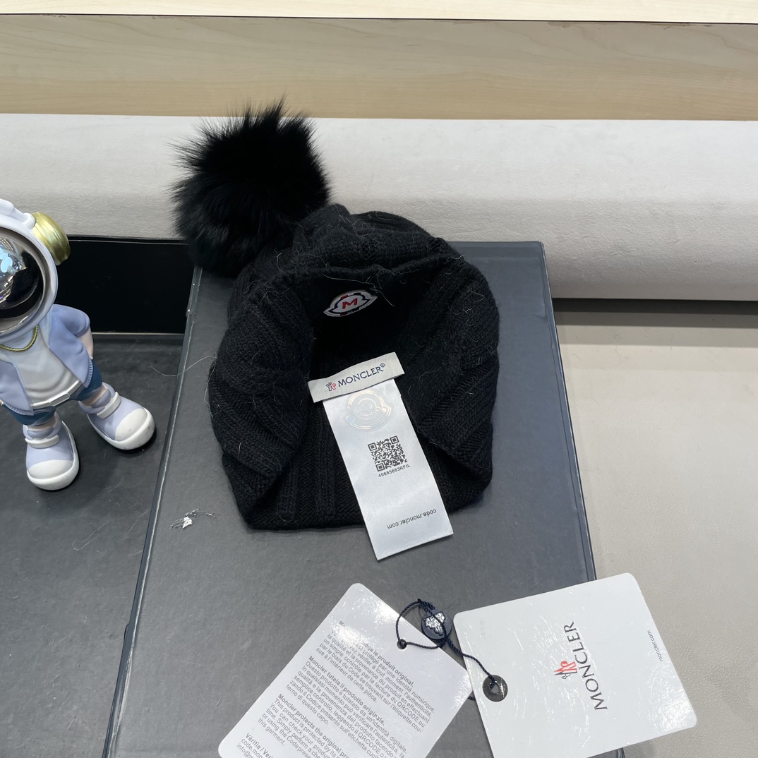   高版本！！！
蒙口MONCLER高品质狐狸毛球针织兔羊毛毛线帽
超经典不过时的一款秋冬冷帽🥶
懂货的