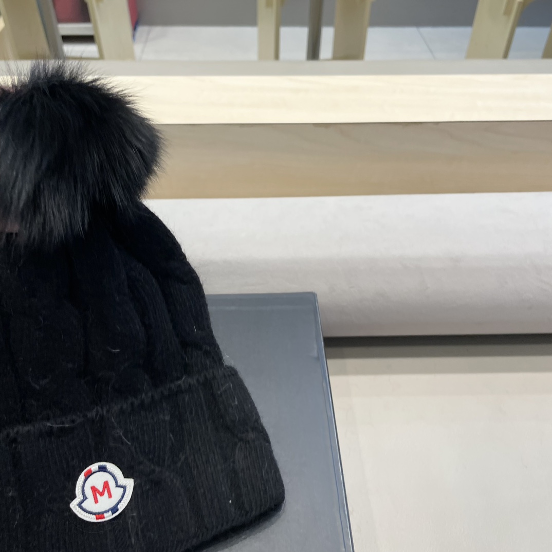   高版本！！！
蒙口MONCLER高品质狐狸毛球针织兔羊毛毛线帽
超经典不过时的一款秋冬冷帽🥶
懂货的