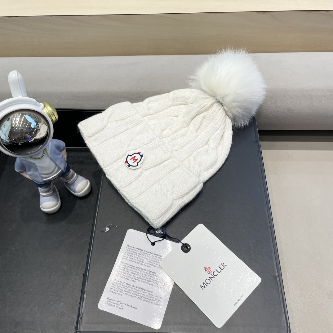   高版本！！！
蒙口MONCLER高品质狐狸毛球针织兔羊毛毛线帽
超经典不过时的一款秋冬冷帽🥶
懂货的