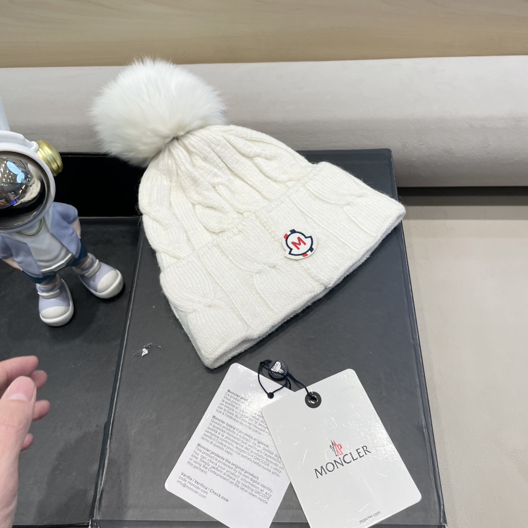   高版本！！！
蒙口MONCLER高品质狐狸毛球针织兔羊毛毛线帽
超经典不过时的一款秋冬冷帽🥶
懂货的