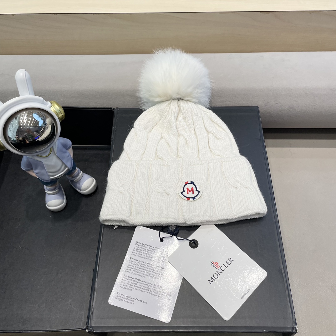   高版本！！！
蒙口MONCLER高品质狐狸毛球针织兔羊毛毛线帽
超经典不过时的一款秋冬冷帽🥶
懂货的