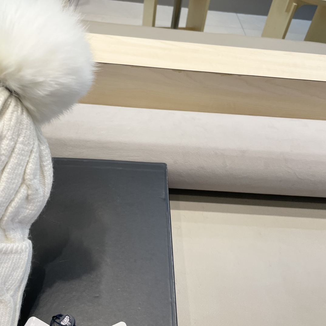   高版本！！！
蒙口MONCLER高品质狐狸毛球针织兔羊毛毛线帽
超经典不过时的一款秋冬冷帽🥶
懂货的