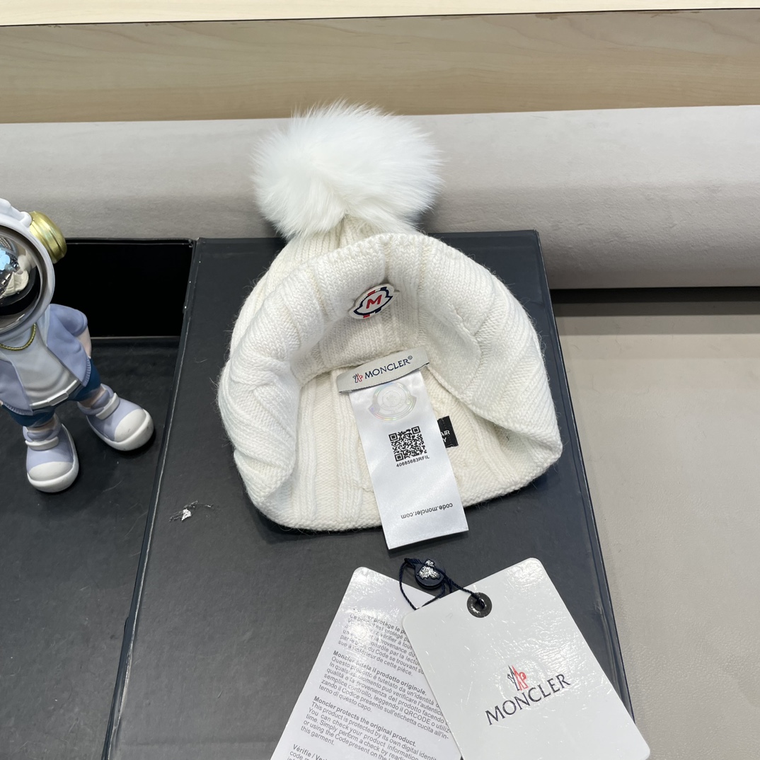   高版本！！！
蒙口MONCLER高品质狐狸毛球针织兔羊毛毛线帽
超经典不过时的一款秋冬冷帽🥶
懂货的