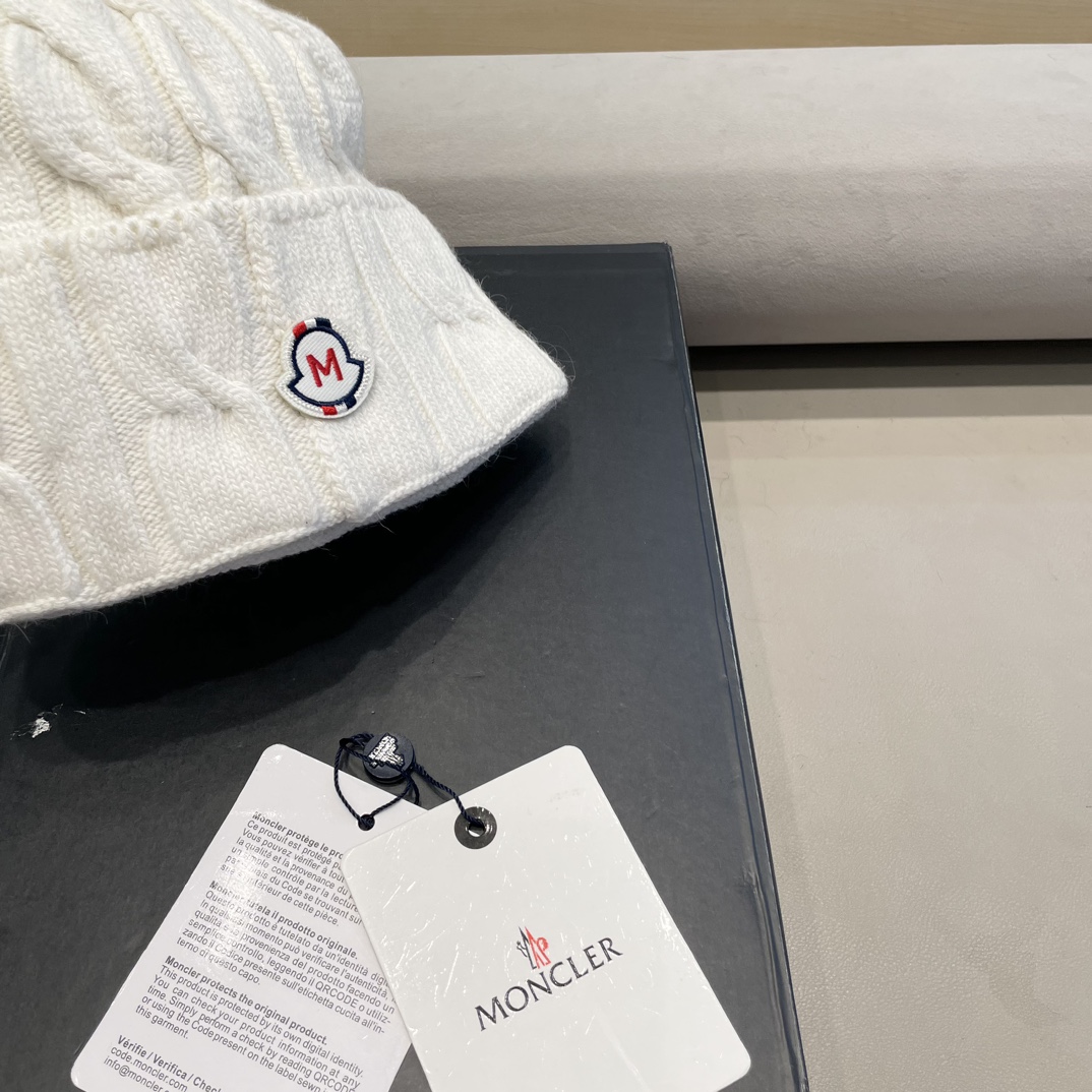   高版本！！！
蒙口MONCLER高品质狐狸毛球针织兔羊毛毛线帽
超经典不过时的一款秋冬冷帽🥶
懂货的