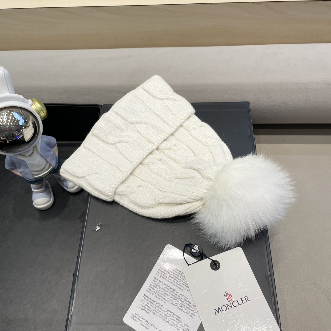   高版本！！！
蒙口MONCLER高品质狐狸毛球针织兔羊毛毛线帽
超经典不过时的一款秋冬冷帽🥶
懂货的