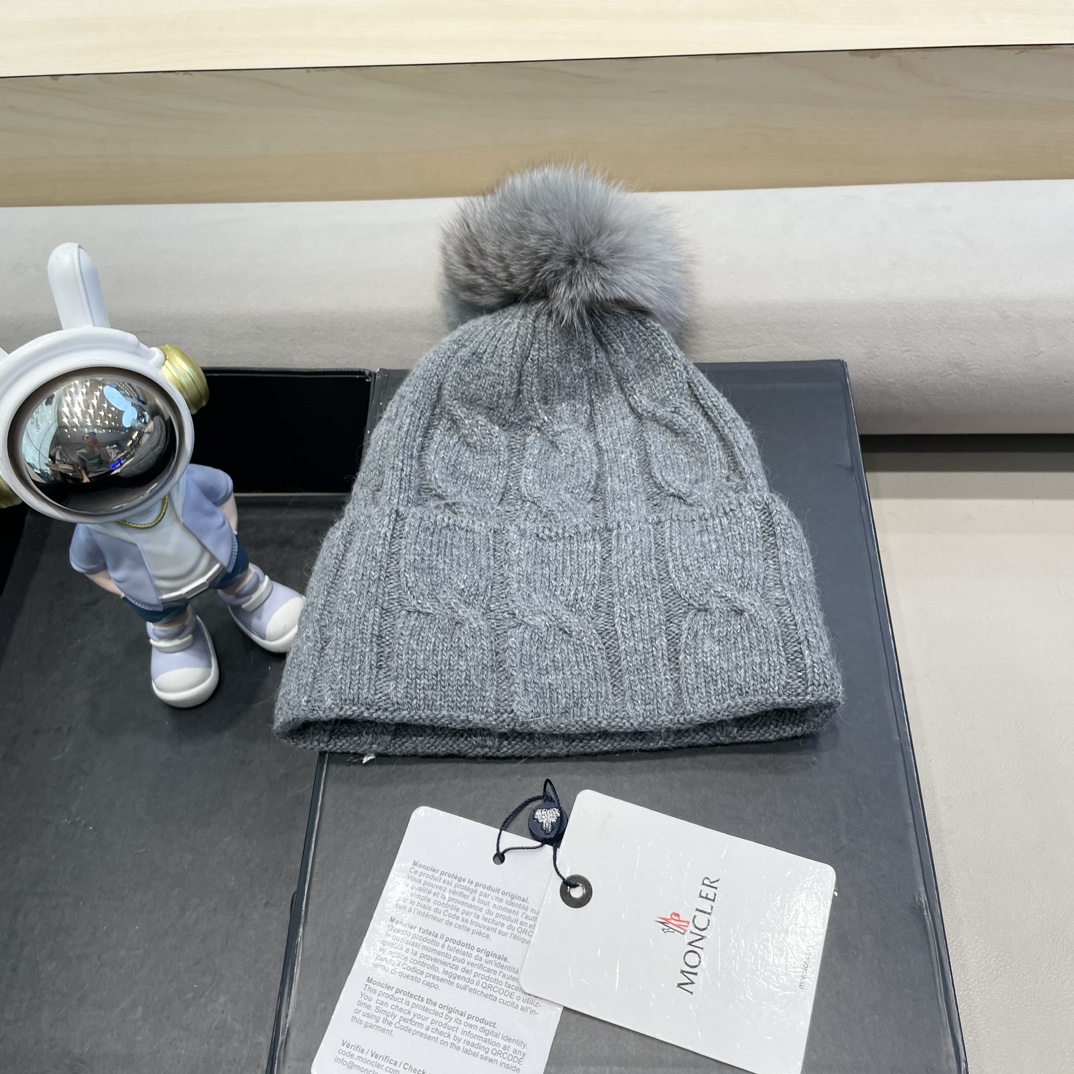   高版本！！！
蒙口MONCLER高品质狐狸毛球针织兔羊毛毛线帽
超经典不过时的一款秋冬冷帽🥶
懂货的