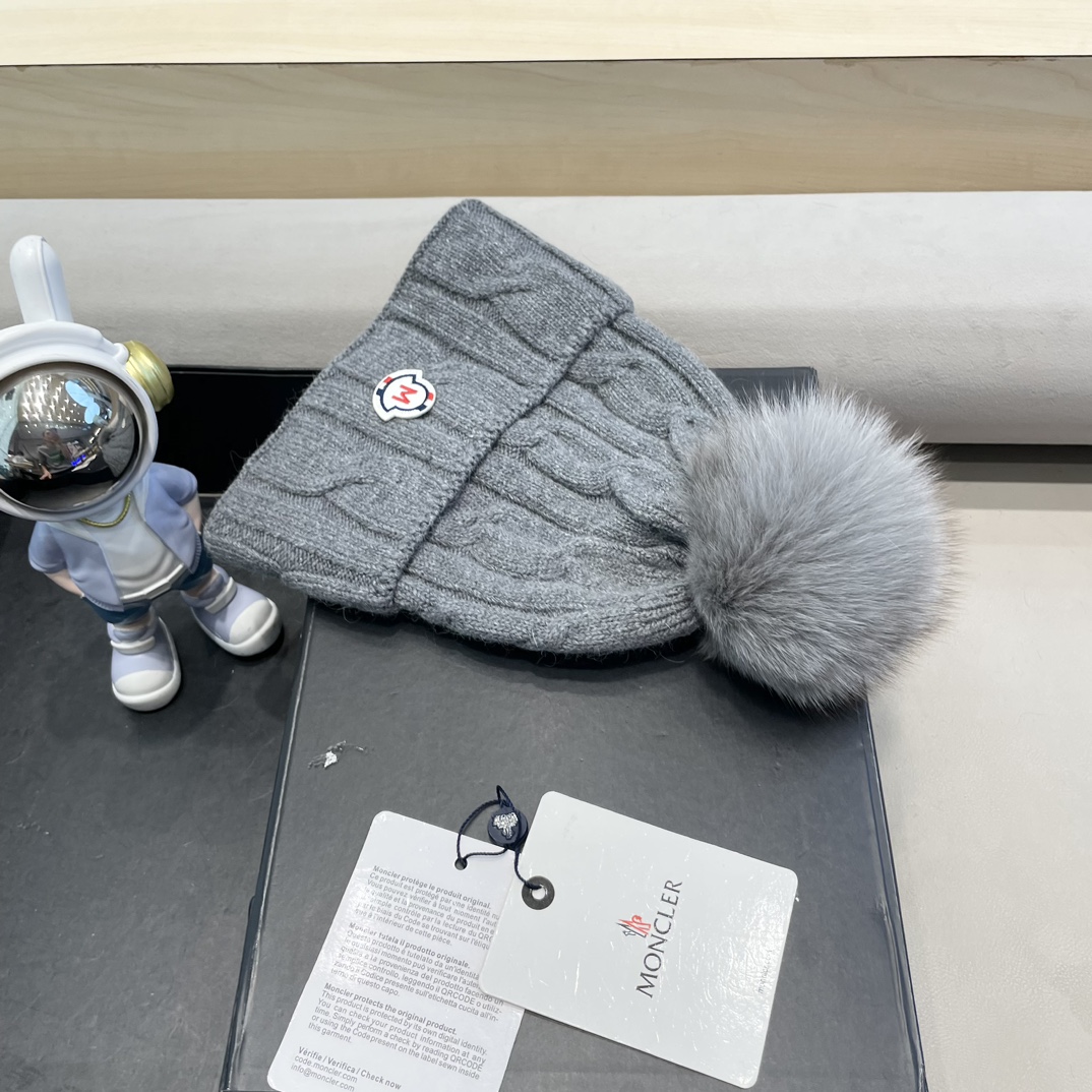   高版本！！！
蒙口MONCLER高品质狐狸毛球针织兔羊毛毛线帽
超经典不过时的一款秋冬冷帽🥶
懂货的