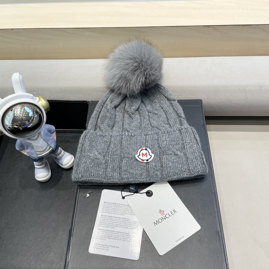   高版本！！！
蒙口MONCLER高品质狐狸毛球针织兔羊毛毛线帽
超经典不过时的一款秋冬冷帽🥶
懂货的