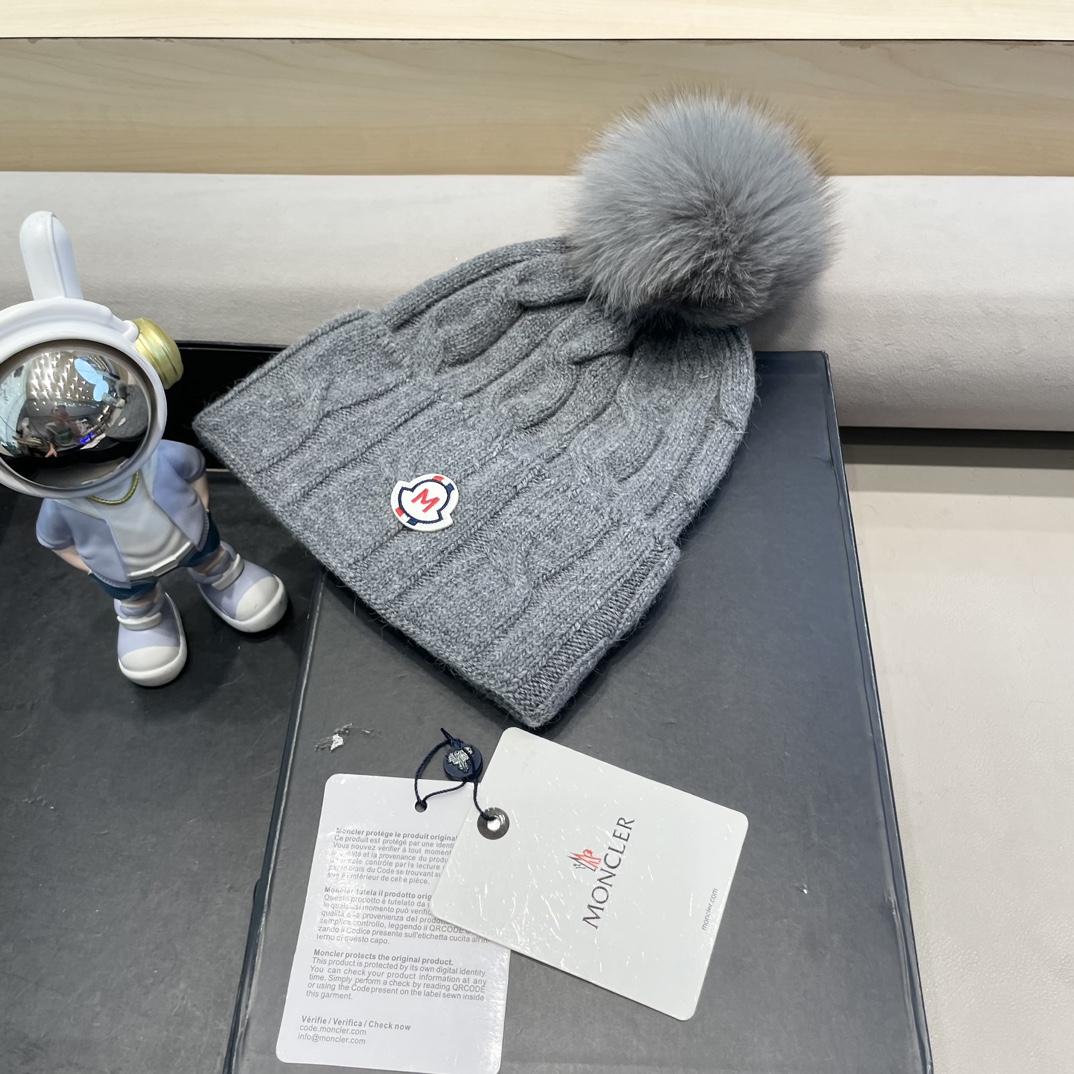   高版本！！！
蒙口MONCLER高品质狐狸毛球针织兔羊毛毛线帽
超经典不过时的一款秋冬冷帽🥶
懂货的