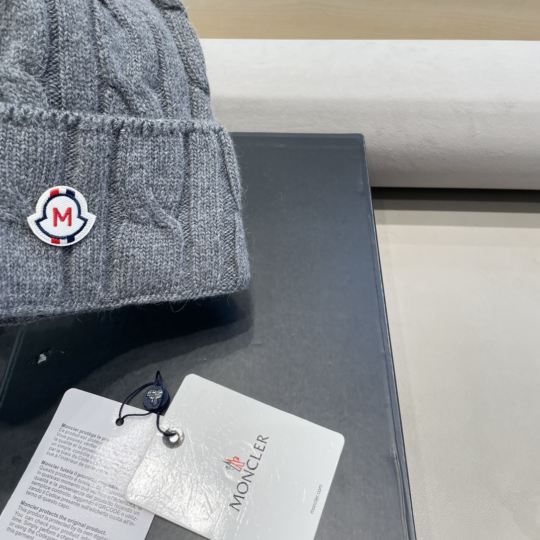   高版本！！！
蒙口MONCLER高品质狐狸毛球针织兔羊毛毛线帽
超经典不过时的一款秋冬冷帽🥶
懂货的