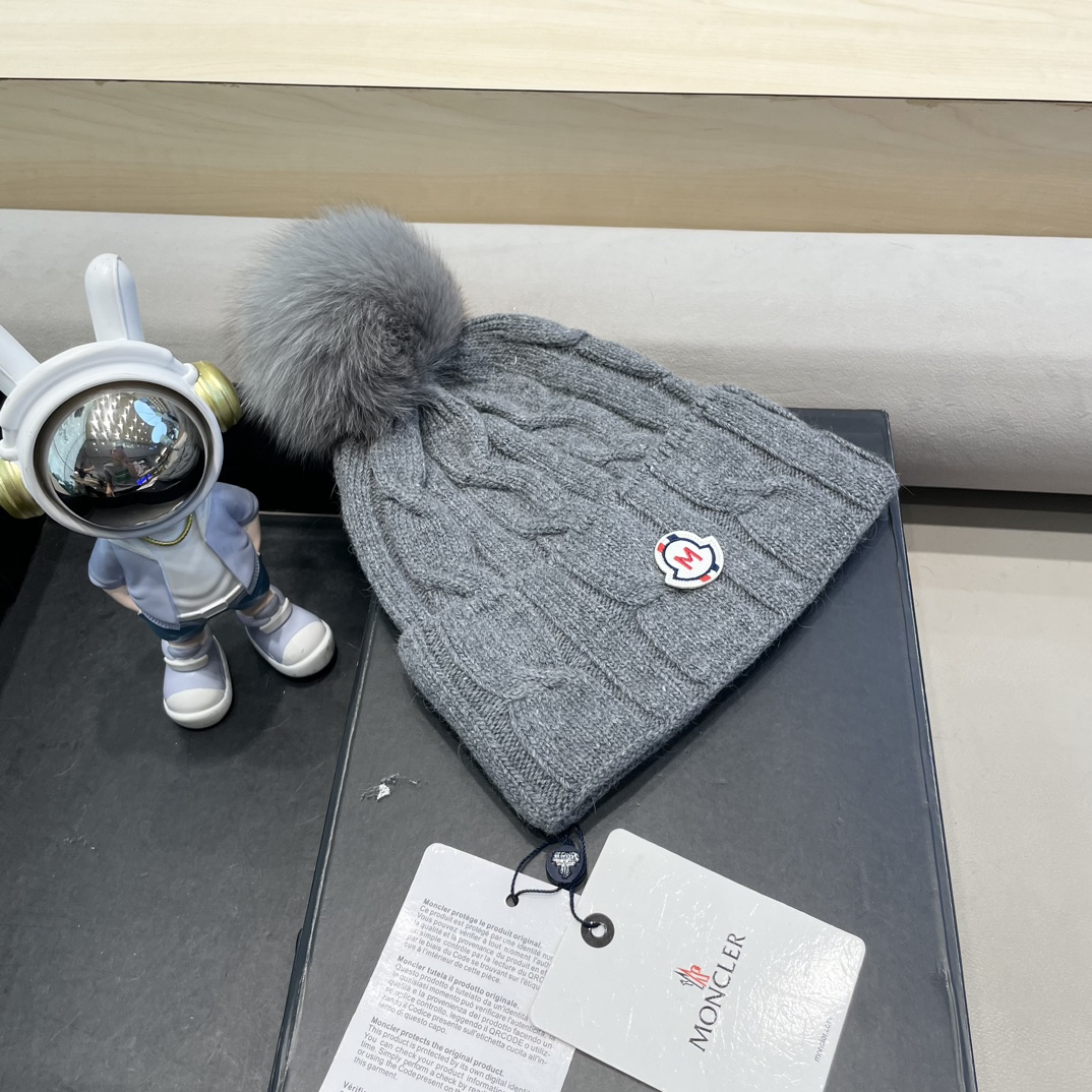   高版本！！！
蒙口MONCLER高品质狐狸毛球针织兔羊毛毛线帽
超经典不过时的一款秋冬冷帽🥶
懂货的