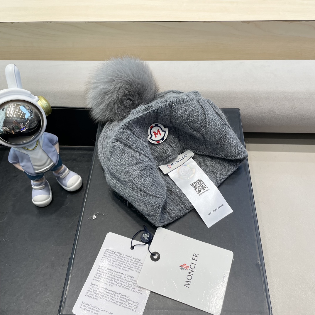   高版本！！！
蒙口MONCLER高品质狐狸毛球针织兔羊毛毛线帽
超经典不过时的一款秋冬冷帽🥶
懂货的