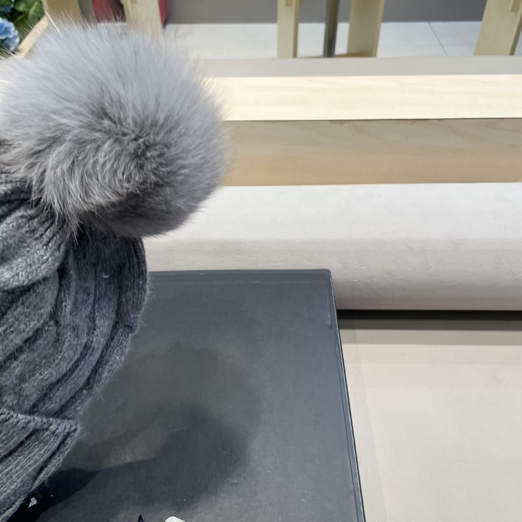   高版本！！！
蒙口MONCLER高品质狐狸毛球针织兔羊毛毛线帽
超经典不过时的一款秋冬冷帽🥶
懂货的