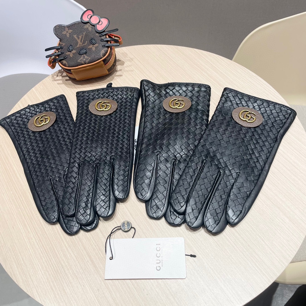 NO:554655,2025 New Exclusive First Touch Screen Gloves Men's Gucci Gucci Couple's Style. Men's and Women's Style [Original Quality] Official website syncs with women's new high-end sheepskin gloves, the goddess's first choice. Don't miss 100% imported sheepskin. The leather is fine and soft. Pay attention to the imported sheepskin with a special feel and cashmere lining for better warmth. Top-notch workmanship. No detail is spared. Genuine version. Counter one-to-one men's size and women's size M. Gloves, gloves, gucci, sheepskin, gloves198609092025新款独家首发触屏手套 男手套Gucci古奇情侣款.男款女款【原单品质】官网同步女士新款高档羊皮手套女神首选 不可错过百分百选用进口羊皮 皮质细腻柔软 认准进口羊皮特有手感羊绒内里保暖更佳 顶级做工任何细节都不放过正品开版 专柜一比一男款码数女款M 手套,手套,gucci,sheepskin,gloves,accessory