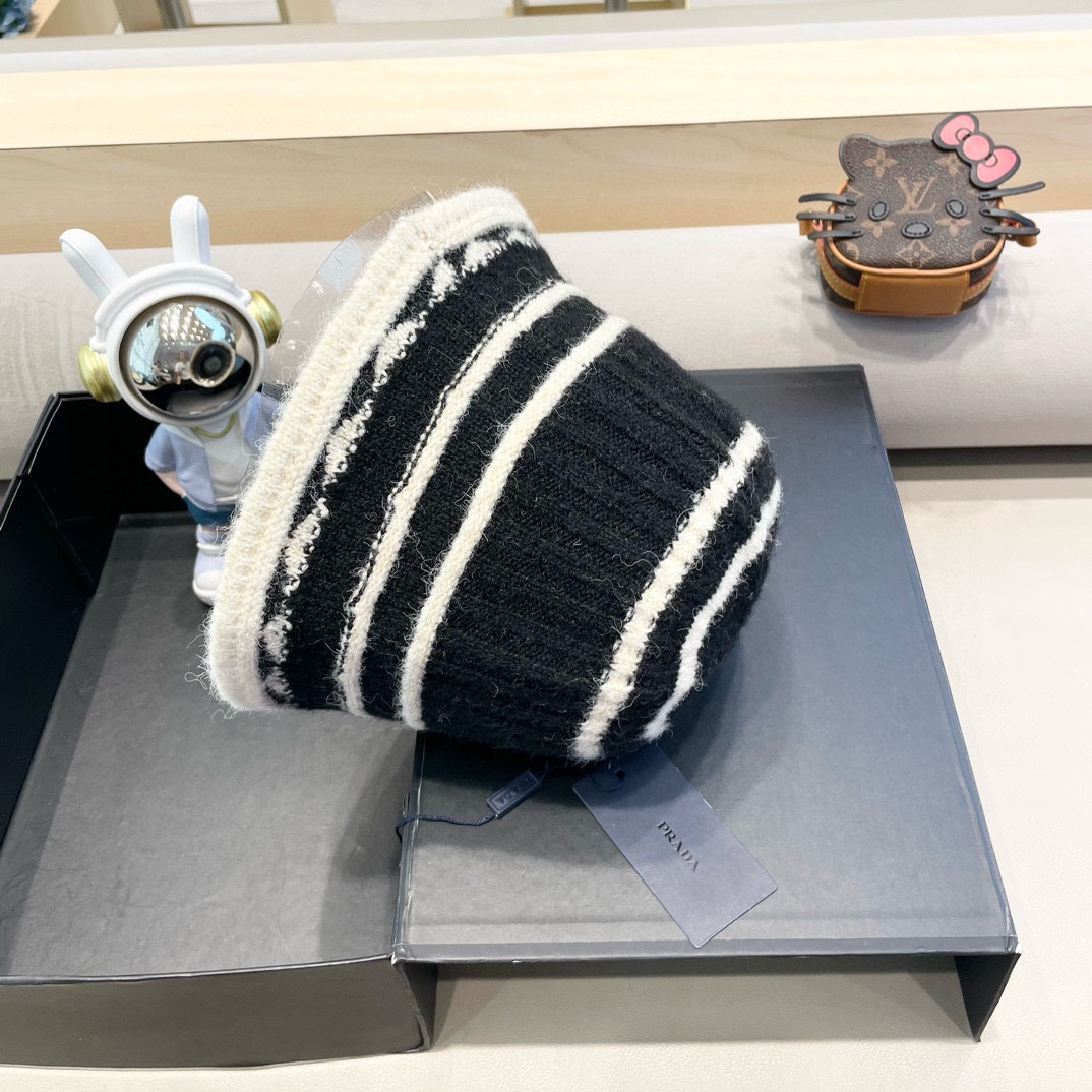   普拉达Prada新款韩版条纹渔夫帽子女素颜百搭显脸小粗纹针织水桶帽冬季盆帽