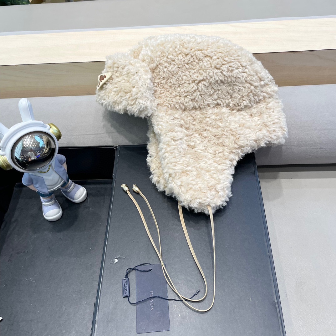 NO:216804,Prada Prada lamb wool ear protection hat Lei Feng hat warm flying hat women autumn and winter high-end new style ski hat trendy hat fisherman hat baseball hat knit hat, hat, prada, prada, espadrilles, hats19860909普拉达Prada羊羔毛护耳帽子雷锋帽保暖飞行帽子女秋冬高级感新款滑雪帽潮帽子渔夫帽棒球帽针织帽,帽子,prada,prada,espadrilles,hats,hat