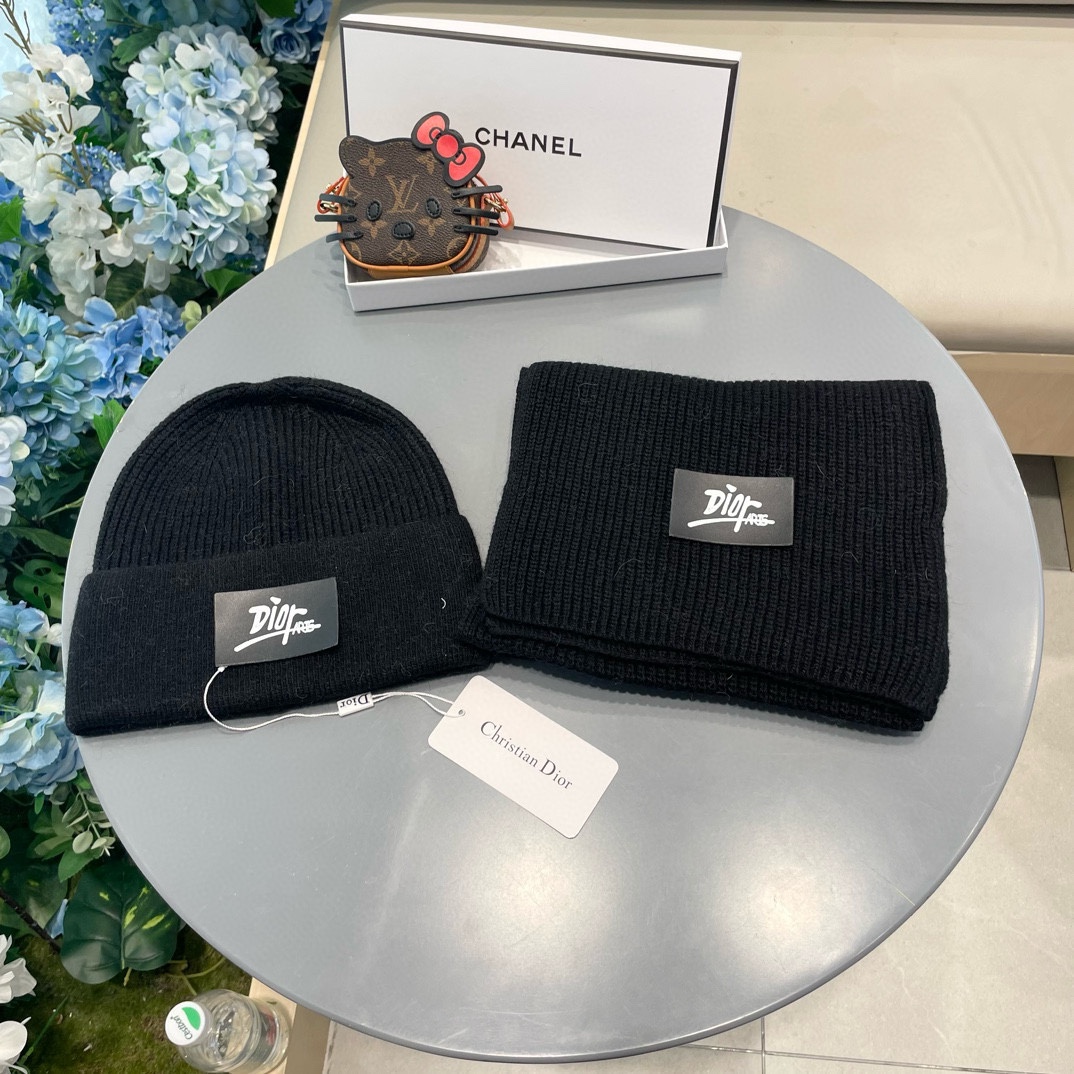 NO:216836,Dior Classic Suit Hat!  Hat scarf!  Cashmere Rabbit Fur quality!  It’s super comfortable~ A young lady in winter~ You’re just a short set of hats this winter~ It’s warm and fashionable!  Universal style for men and women! Can be used as a couple style!  Complete anti-counterfeiting label hanging cards!  A variety of styles, welcome to choose! Hats, fisherman hats, baseball hats, knit hats, hats, dior, dior, espadrilles, hats19860909迪奥DIOR经典套装帽子！帽子围巾！羊绒兔绒品质！暖暖哒超级舒服～冬日小姐姐减龄神器哦～这个冬天你就差这么一套套装帽子啦～又保暖又时尚！男女通用款!可以做情侣款！防伪标签吊卡齐全！多多款式,欢迎选择!帽子渔夫帽棒球帽针织帽,帽子,dior,dior,espadrilles,hats,hat