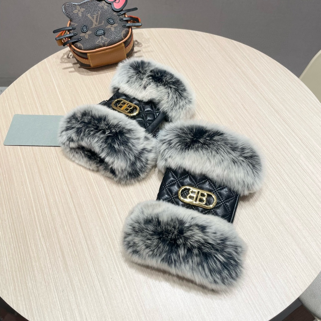 Paris Family: High-quality Wool Gloves for Comfort and Style, Average P300.