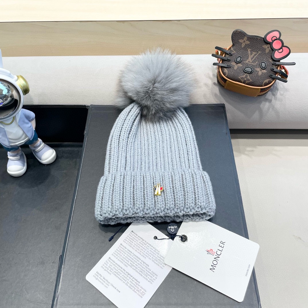 NO:670774,Moncler Dilireba's same style black fur ball knitted hat 2025 new versatile cold-proof and warm woolen hat cold hat hat fisherman hat baseball cap knitted hat, hat, espadrilles, hats19860909moncler迪丽热巴同款黑色毛球针织帽2025年新款百搭防寒保暖毛线帽子冷帽帽子渔夫帽棒球帽针织帽,帽子,espadrilles,hats,hat