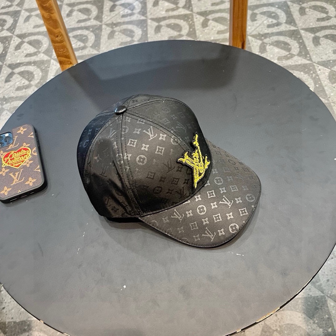  LV棒球帽🧢新款路易威登满印棒球帽🧢 火爆出货，百搭单品🥰随便搭配都很好看 质量超赞👍 时尚百搭