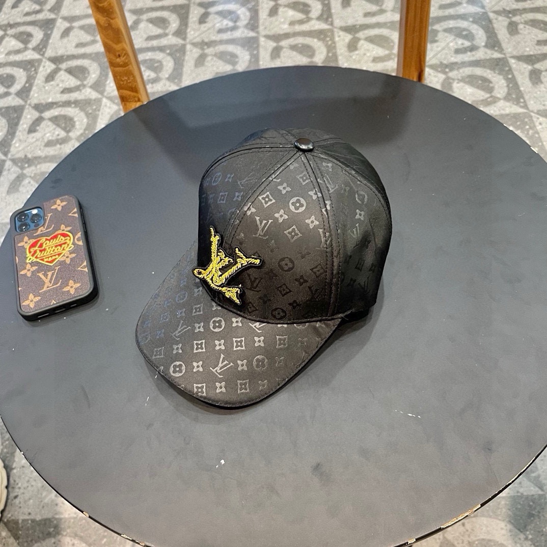  LV棒球帽🧢新款路易威登满印棒球帽🧢 火爆出货，百搭单品🥰随便搭配都很好看 质量超赞👍 时尚百搭