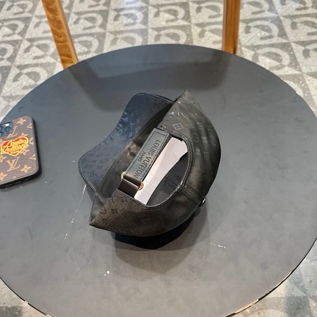  LV棒球帽🧢新款路易威登满印棒球帽🧢 火爆出货，百搭单品🥰随便搭配都很好看 质量超赞👍 时尚百搭