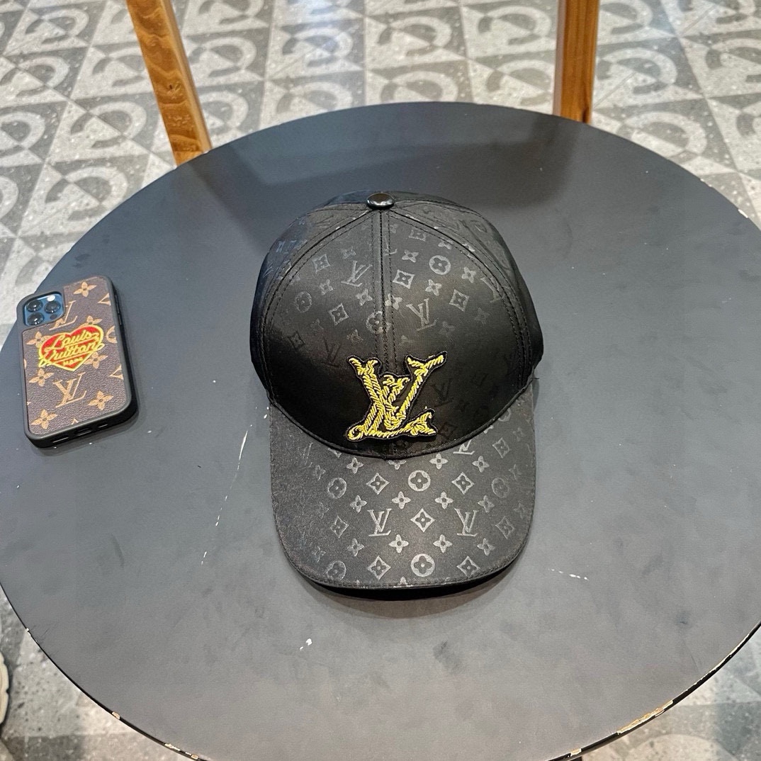  LV棒球帽🧢新款路易威登满印棒球帽🧢 火爆出货，百搭单品🥰随便搭配都很好看 质量超赞👍 时尚百搭