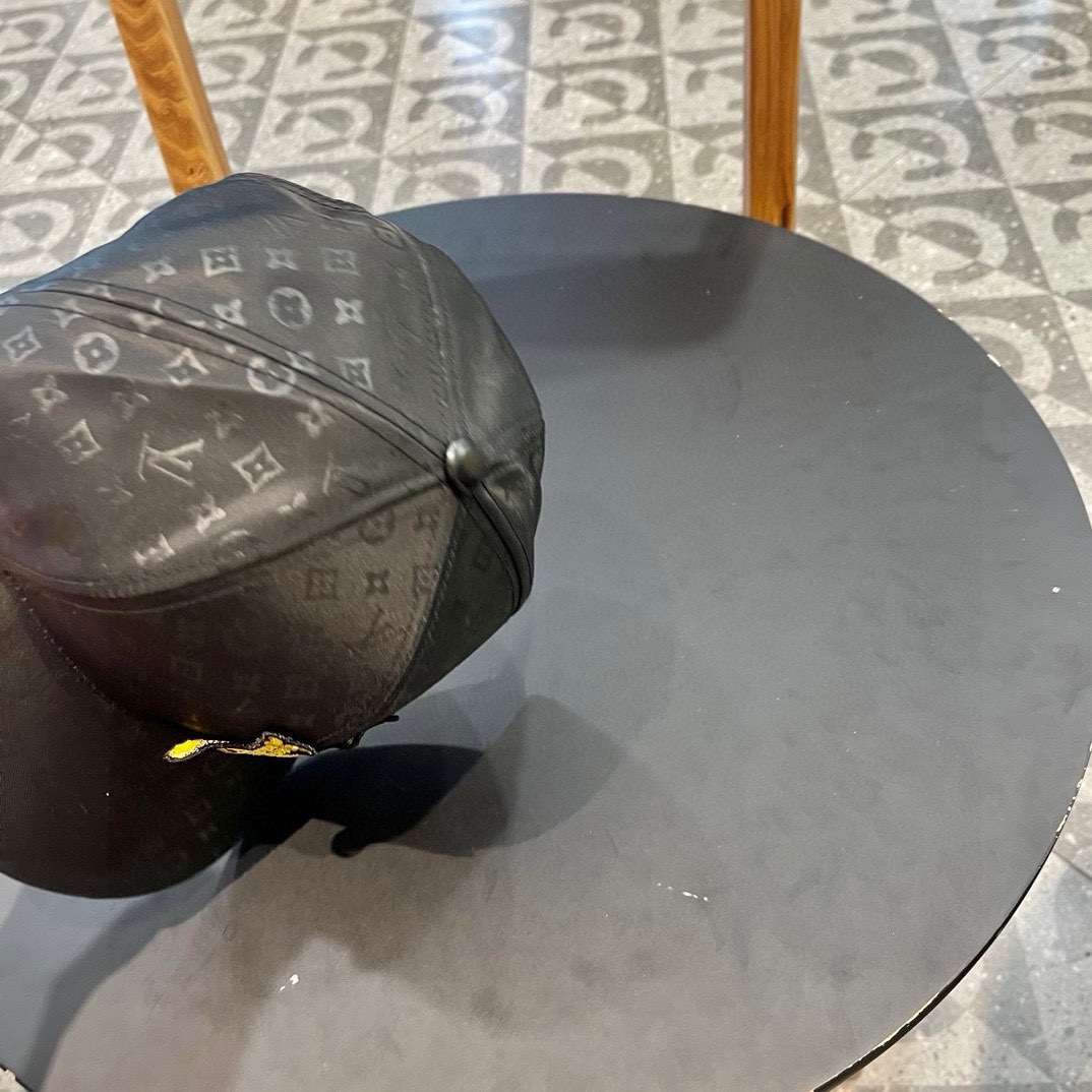  LV棒球帽🧢新款路易威登满印棒球帽🧢 火爆出货，百搭单品🥰随便搭配都很好看 质量超赞👍 时尚百搭