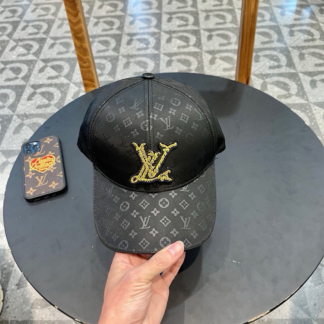  LV棒球帽🧢新款路易威登满印棒球帽🧢 火爆出货，百搭单品🥰随便搭配都很好看 质量超赞👍 时尚百搭