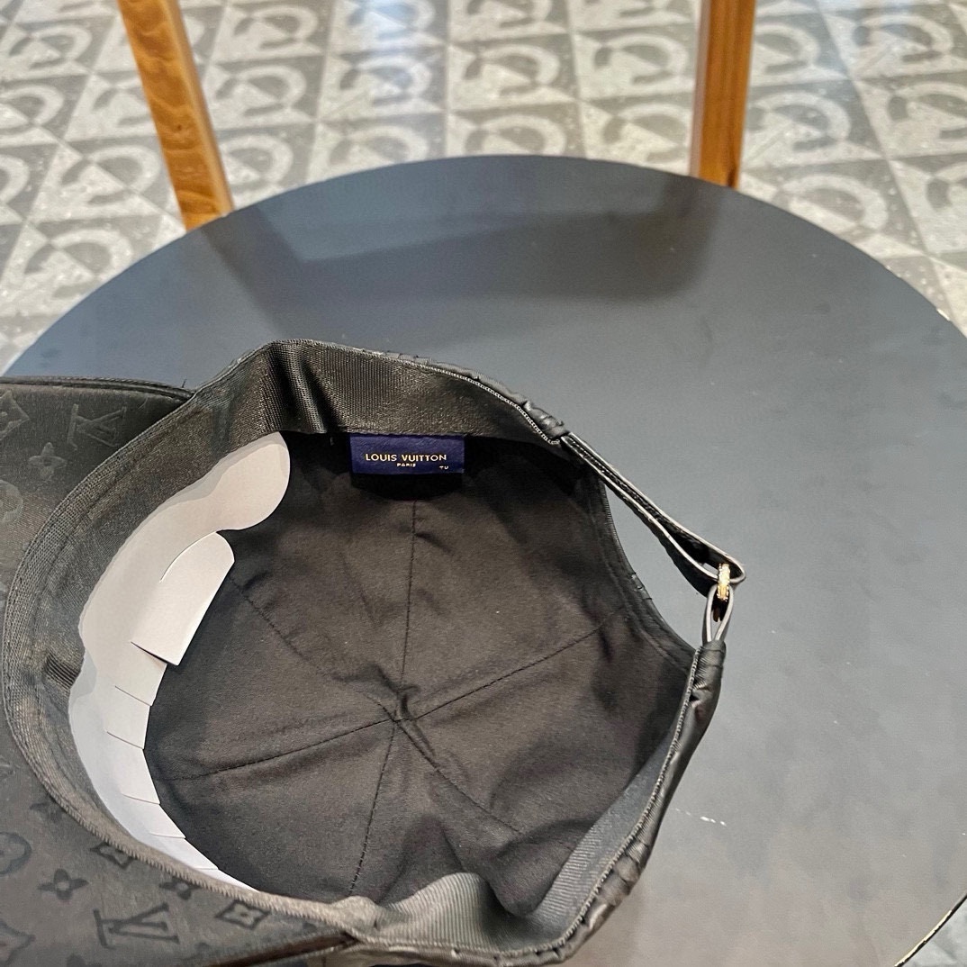  LV棒球帽🧢新款路易威登满印棒球帽🧢 火爆出货，百搭单品🥰随便搭配都很好看 质量超赞👍 时尚百搭