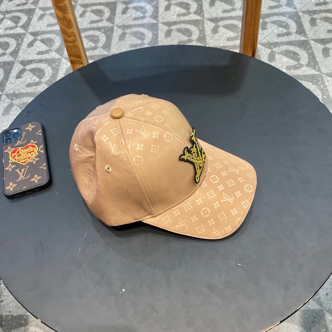  LV棒球帽🧢新款路易威登满印棒球帽🧢 火爆出货，百搭单品🥰随便搭配都很好看 质量超赞👍 时尚百搭