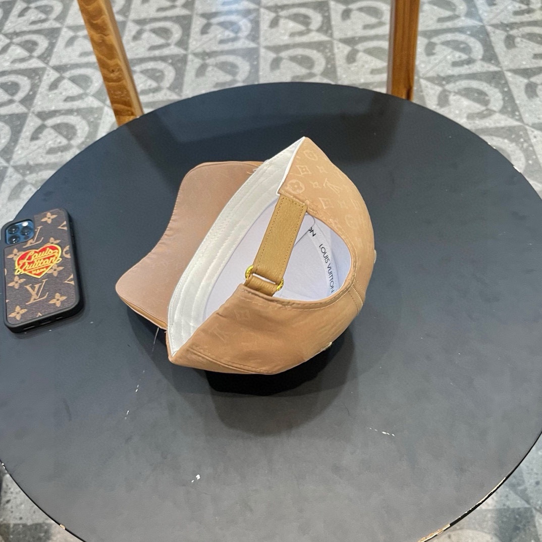  LV棒球帽🧢新款路易威登满印棒球帽🧢 火爆出货，百搭单品🥰随便搭配都很好看 质量超赞👍 时尚百搭
