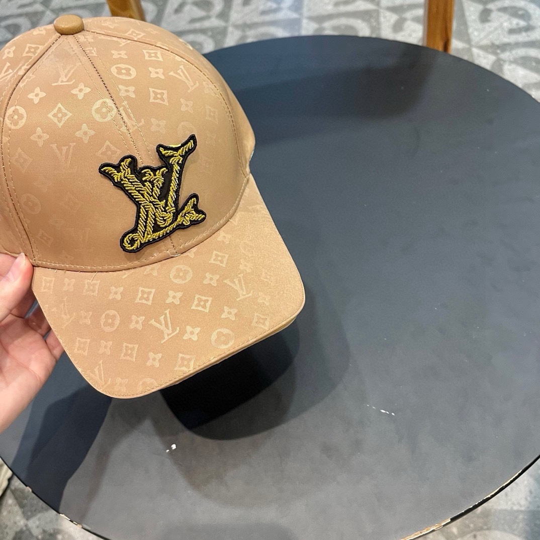  LV棒球帽🧢新款路易威登满印棒球帽🧢 火爆出货，百搭单品🥰随便搭配都很好看 质量超赞👍 时尚百搭