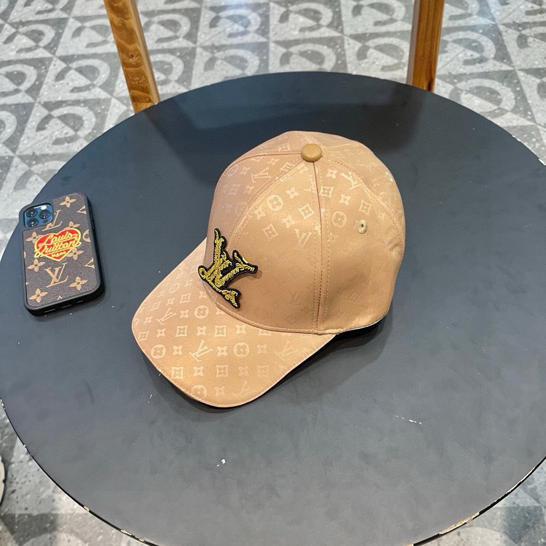  LV棒球帽🧢新款路易威登满印棒球帽🧢 火爆出货，百搭单品🥰随便搭配都很好看 质量超赞👍 时尚百搭